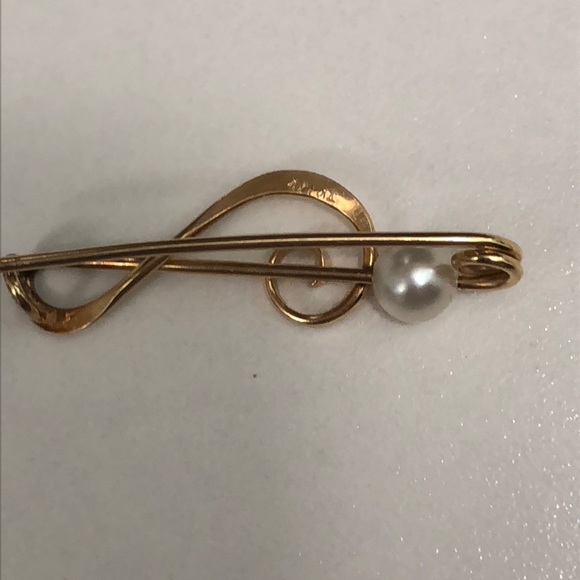 Gold Treble Clef pin with pearl - Picture 7 of 8